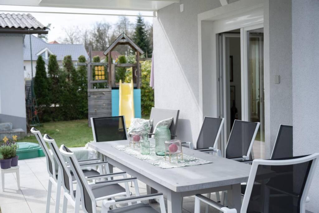 Schoenes Ferienhaus Mit Garten Portschach am Woerthersee Luaran gambar